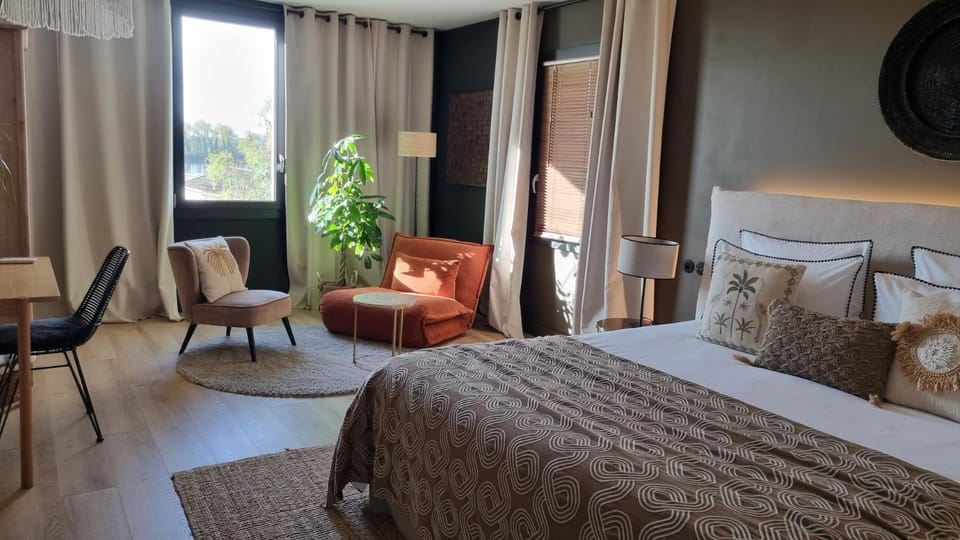 Photo of the whole room, Seating area, air conditioner