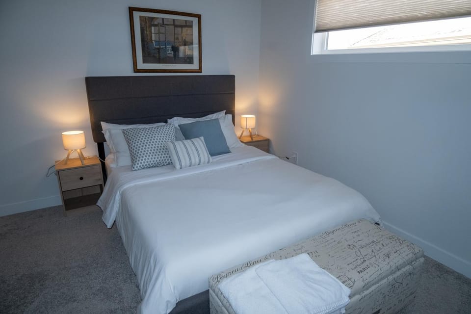 Family Home Retreat - 9 mins to WEM - Vintage Arcade-Ping Pong -Air Conditioning House in Edmonton