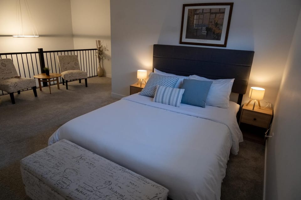 Family Home Retreat - 9 mins to WEM - Vintage Arcade-Ping Pong -Air Conditioning House in Edmonton