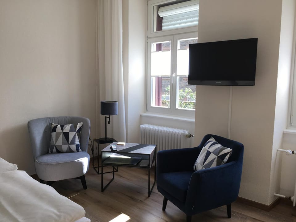 Photo of the whole room, Seating area