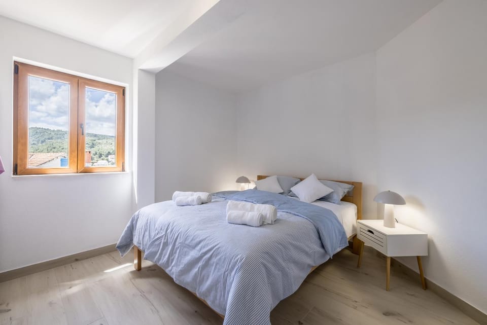 Bed, Bedroom, towels