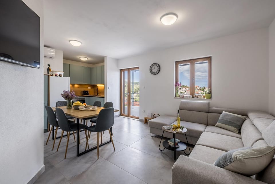 TV and multimedia, Kitchen or kitchenette, Living room, Seating area, Dining area