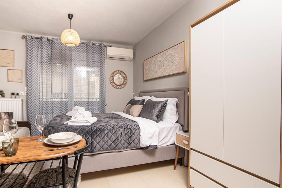 Bed, Living room, Photo of the whole room, Seating area, Bedroom, towels, wardrobe