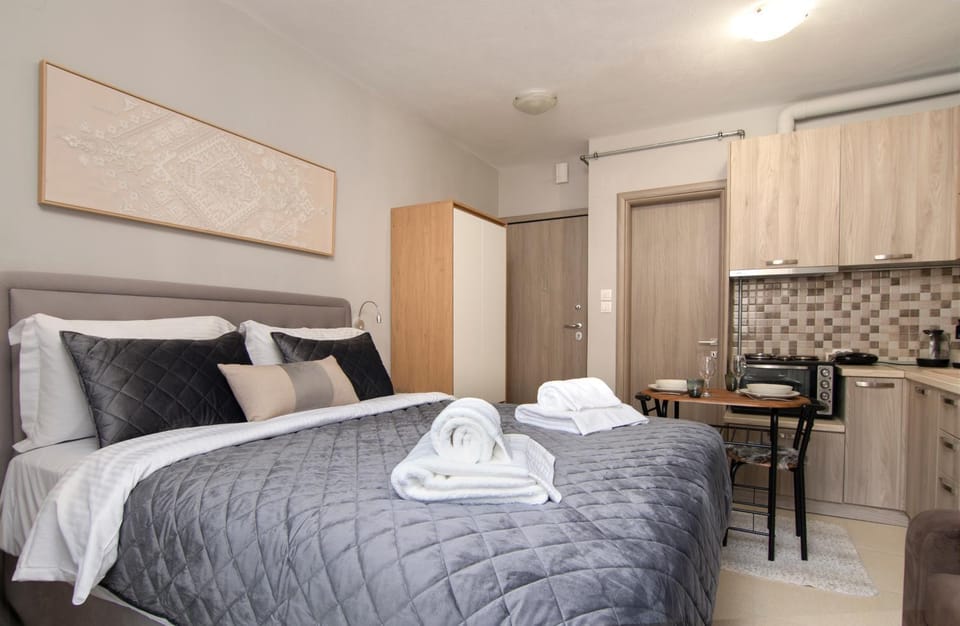 Bed, Kitchen or kitchenette, Photo of the whole room, Dining area, Bedroom, towels, wardrobe