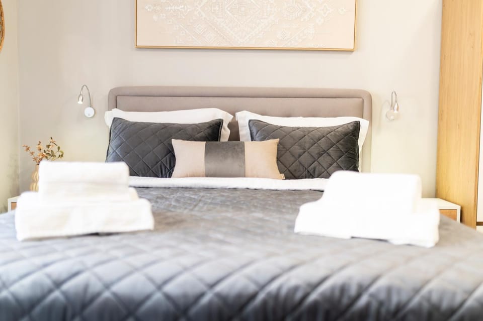 Bed, Photo of the whole room, Bedroom, towels