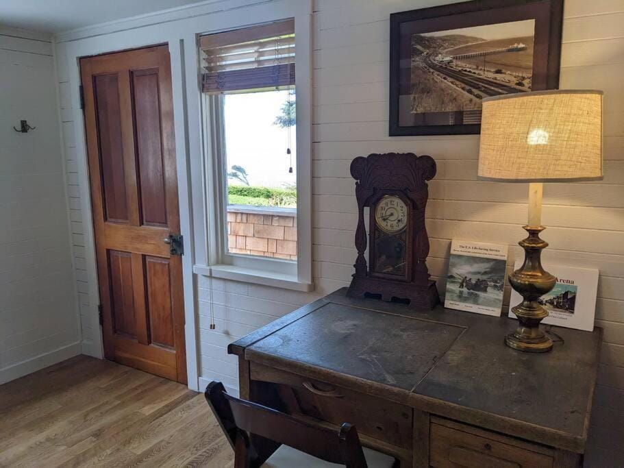 Surfmen's Cottage - Historic Coast Guard property House in Point Arena