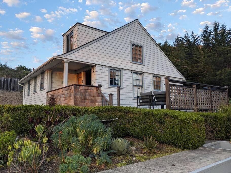 Surfmen's Cottage - Historic Coast Guard property House in Point Arena