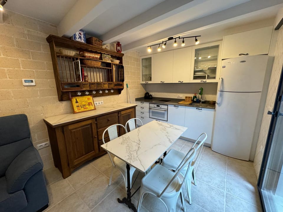 Kitchen or kitchenette, Dining area, minibar, pet friendly