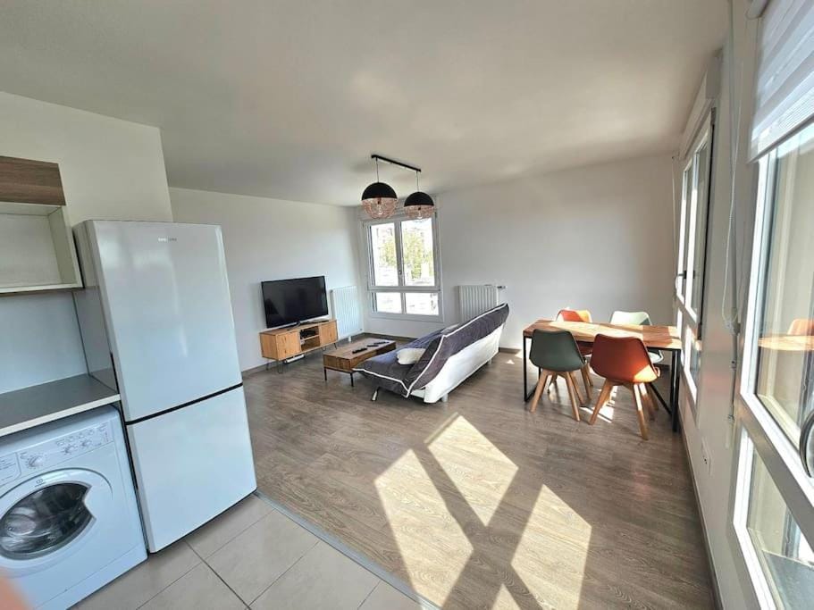 Communal lounge/ TV room, TV and multimedia, Seating area, Dining area