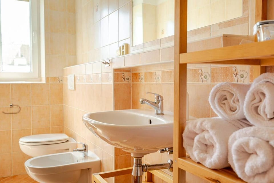 Toilet, Bathroom, bidet, towels