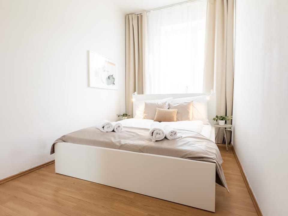 Bed, Photo of the whole room, Bedroom, towels