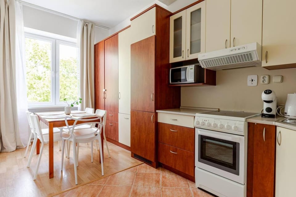 Coffee/tea facilities, Kitchen or kitchenette, Dining area, oven, stove