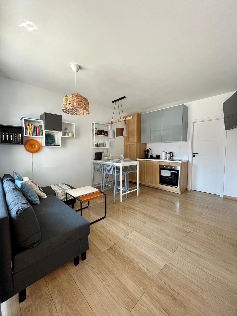 Kitchen or kitchenette, Living room, Seating area, Dining area, oven, pet friendly, stove