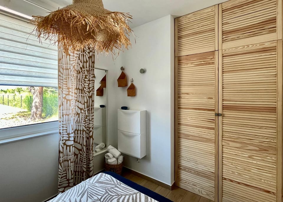 Bed, Photo of the whole room, Bedroom, internet, wardrobe