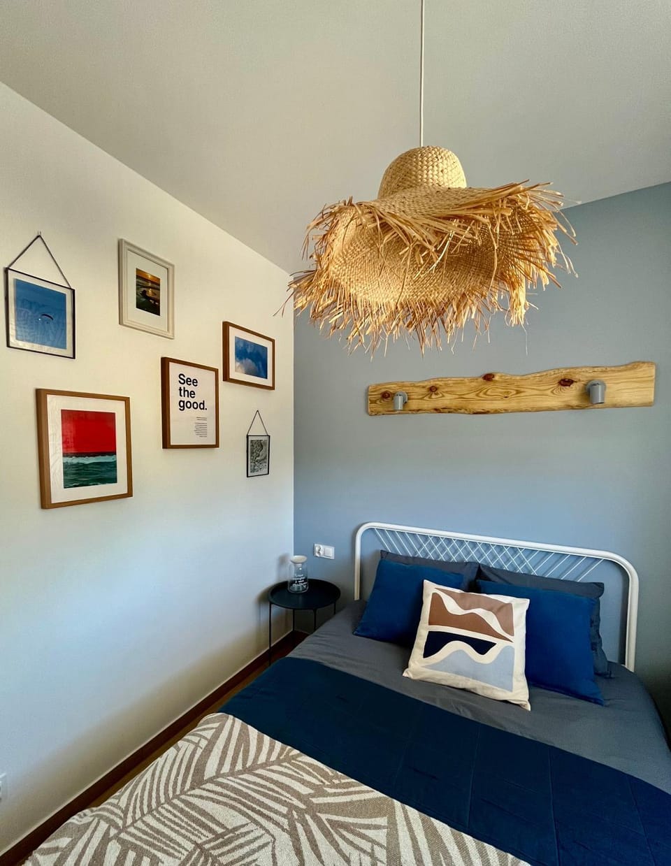 Bed, Photo of the whole room, Decorative detail, Bedroom