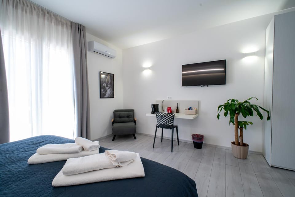 TV and multimedia, Photo of the whole room, Decorative detail, Seating area, Floor plan, towels, air conditioner