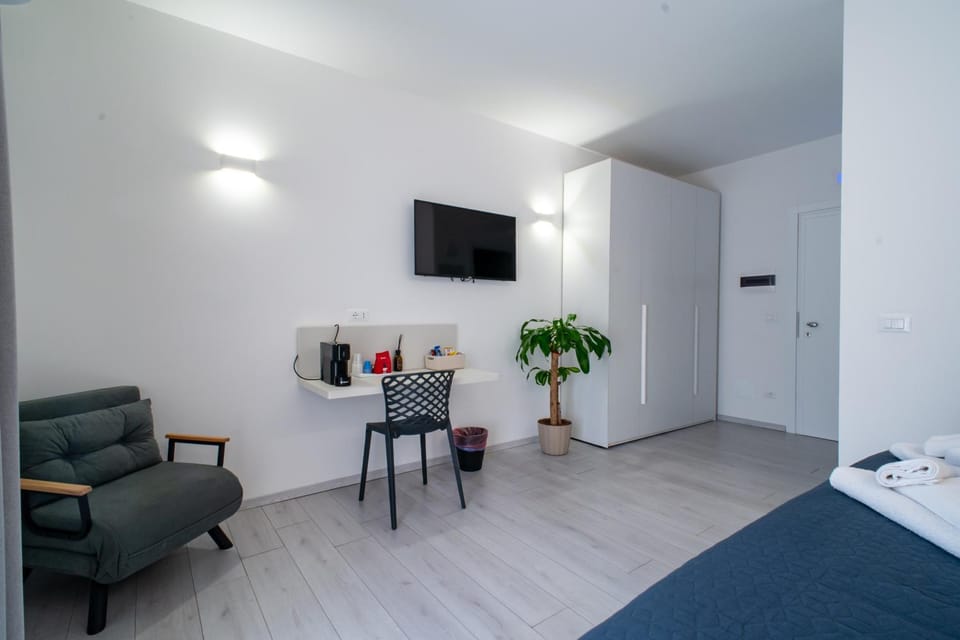 TV and multimedia, Coffee/tea facilities, Photo of the whole room, minibar, wardrobe