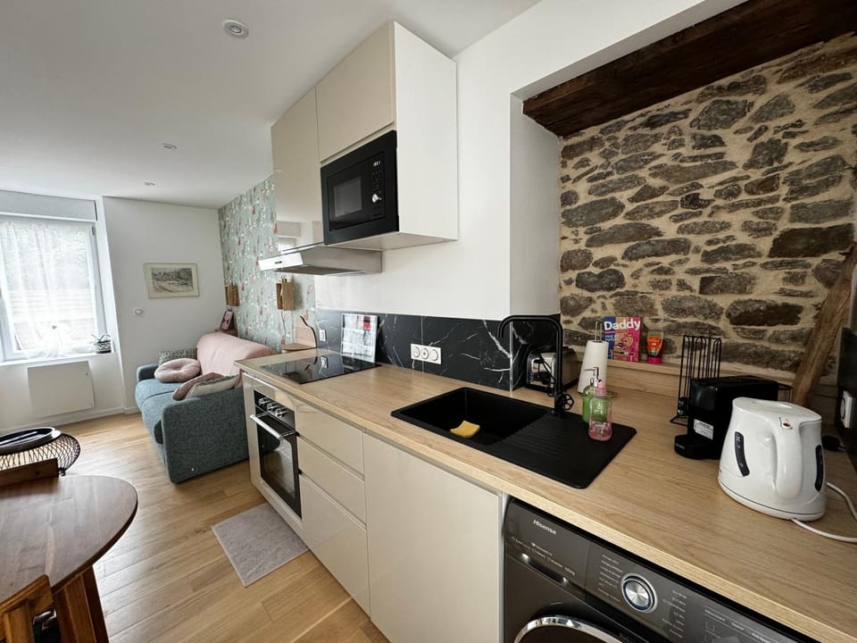 Coffee/tea facilities, Kitchen or kitchenette, Dining area, oven, stove, toaster