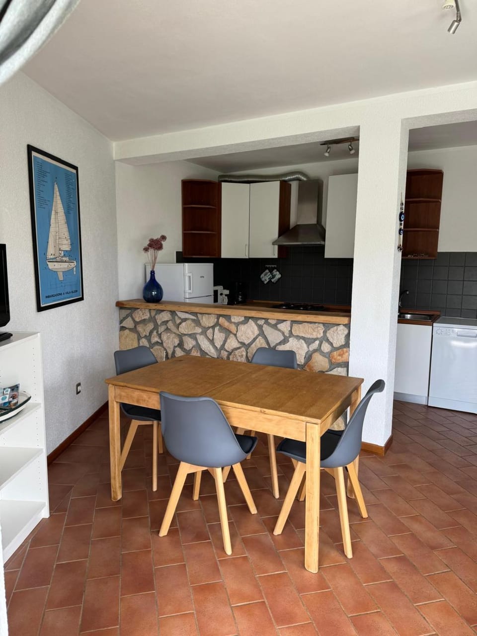 Kitchen or kitchenette, Dining area
