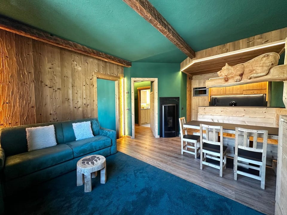 Kitchen or kitchenette, Living room, Seating area, Dining area