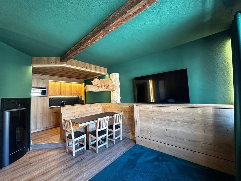 Kitchen or kitchenette, Dining area, oven