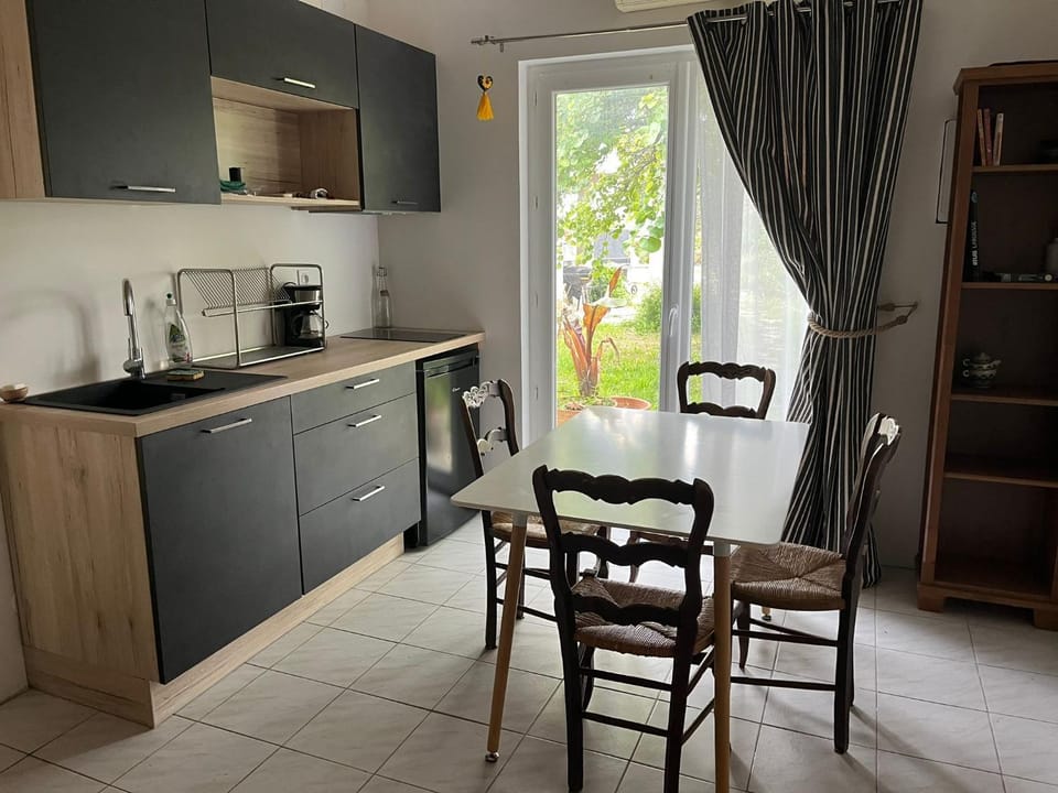 Charmante petite maison avec terrasse et jardin, proche tram Chalet in Castelnau-le-Lez