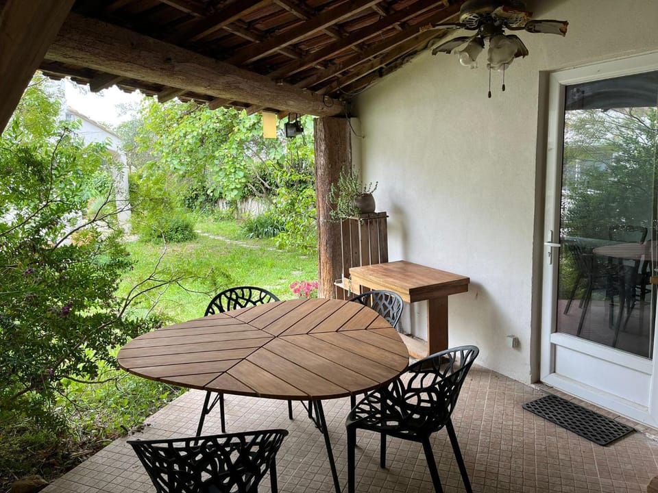 Charmante petite maison avec terrasse et jardin, proche tram Chalet in Castelnau-le-Lez
