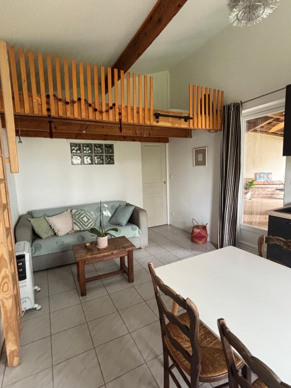 Charmante petite maison avec terrasse et jardin, proche tram Chalet in Castelnau-le-Lez