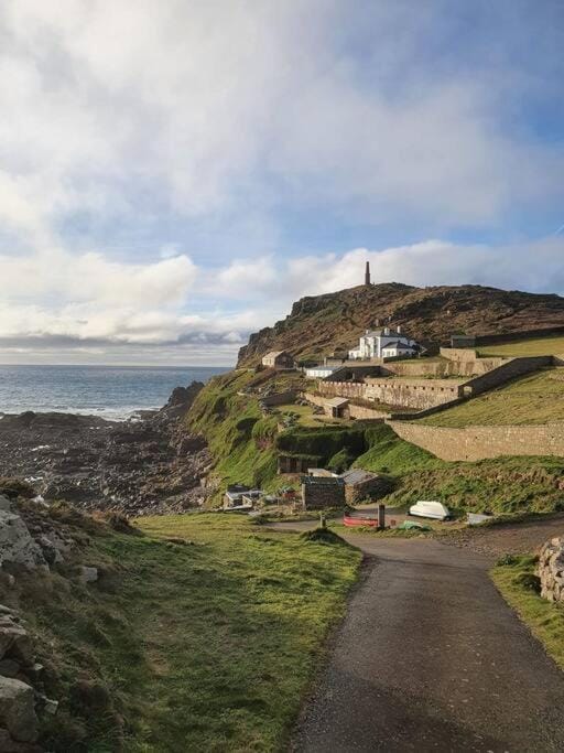 Nearby landmark, Neighbourhood, Natural landscape