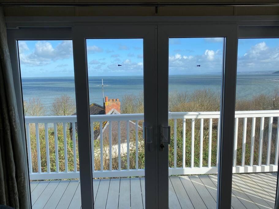Stunning Lodge with Panoramic Sea Views - New Quay West Wales House in New Quay