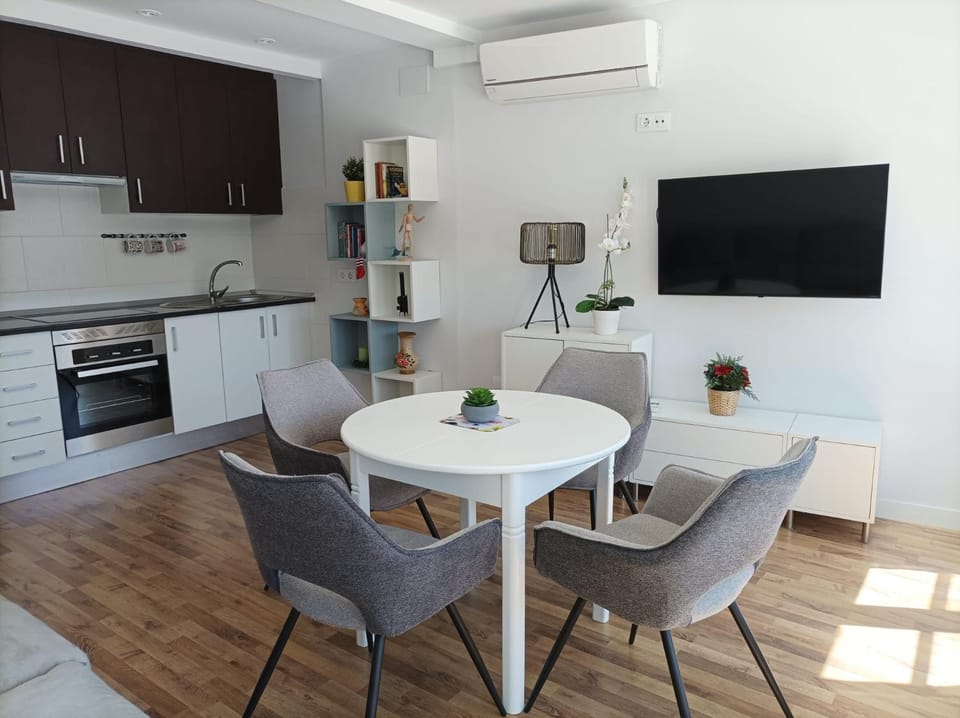 Communal lounge/ TV room, TV and multimedia, Kitchen or kitchenette, Living room, Dining area, Evening entertainment, minibar, stove