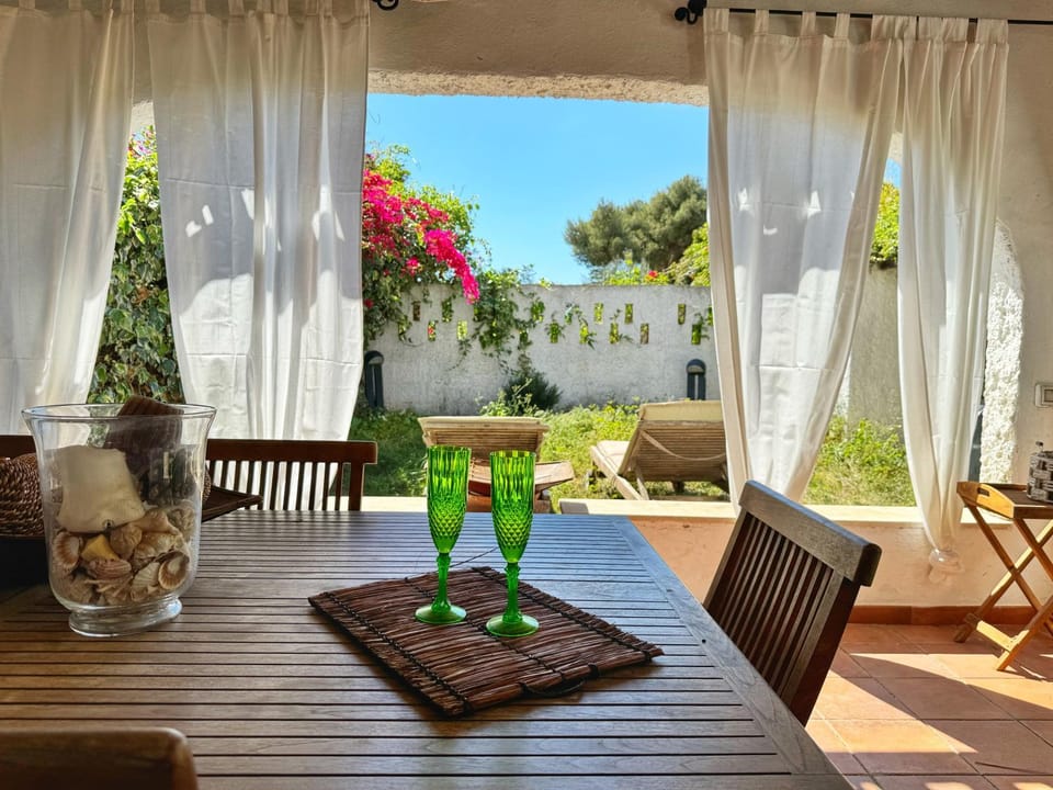 Patio, Day, Garden, Dining area, Garden view