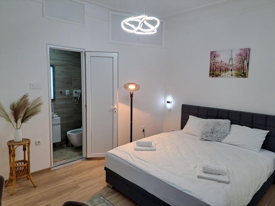 Bed, Bathroom, Bedroom, towels