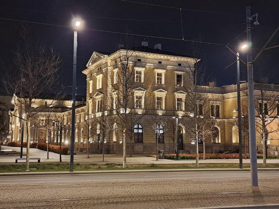 Night, Location