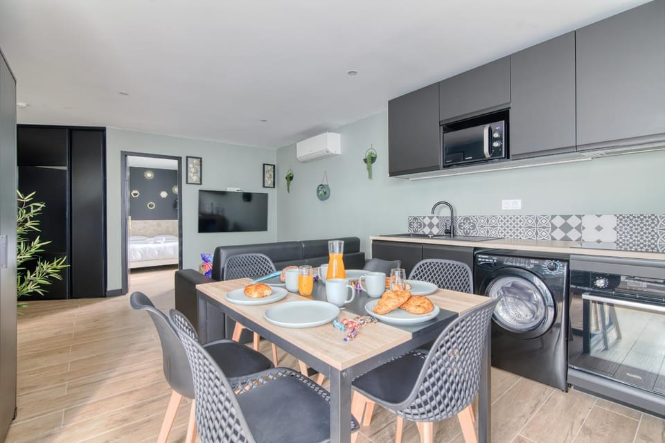 Kitchen or kitchenette, Living room, Food and drinks, Seating area, Dining area, Food, oven, stove