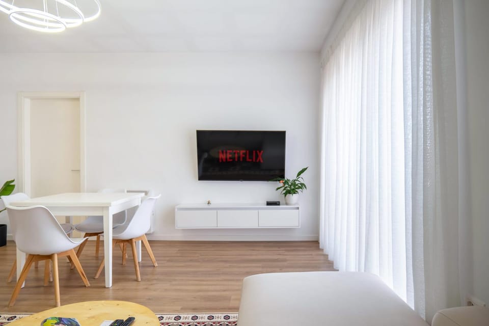 TV and multimedia, Living room, Seating area, Dining area, Evening entertainment