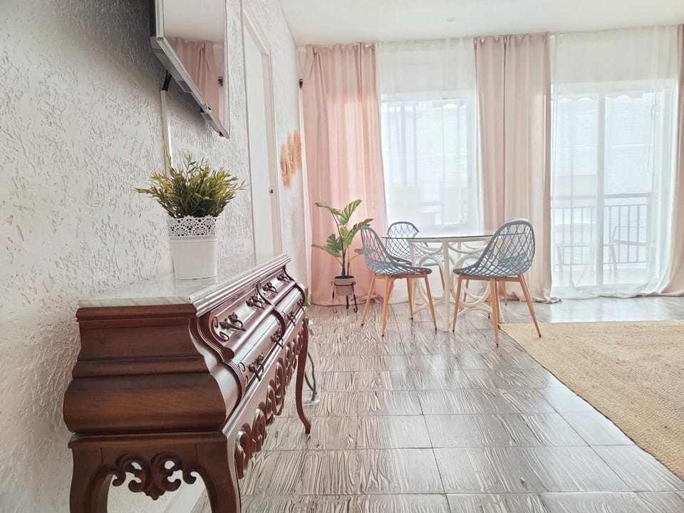 TV and multimedia, Living room, Seating area, Dining area