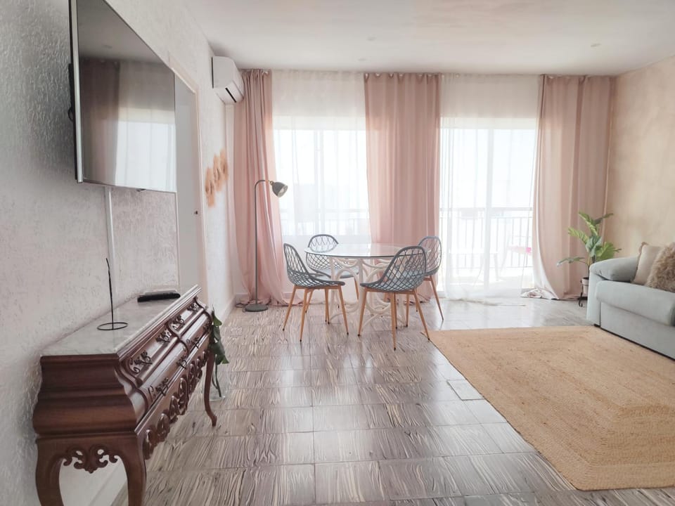 TV and multimedia, Living room, Seating area, Dining area