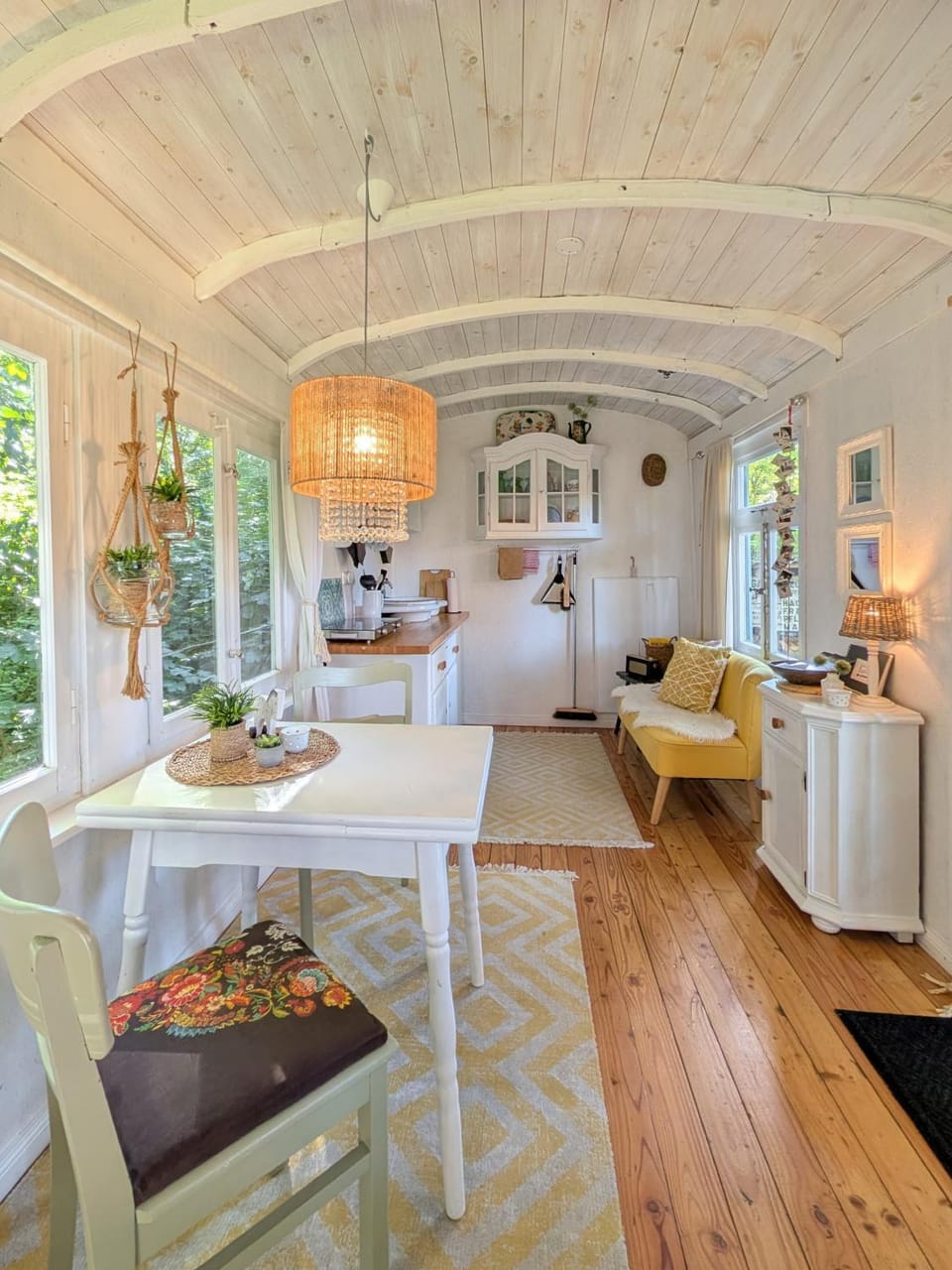 Seating area, Dining area