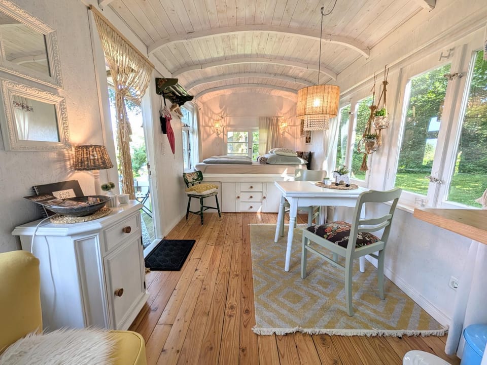 Bed, Dining area