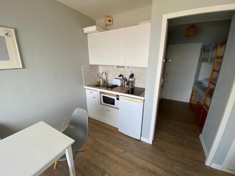 Coffee/tea facilities, minibar, stove