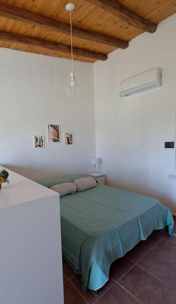 Bed, Photo of the whole room, air conditioner
