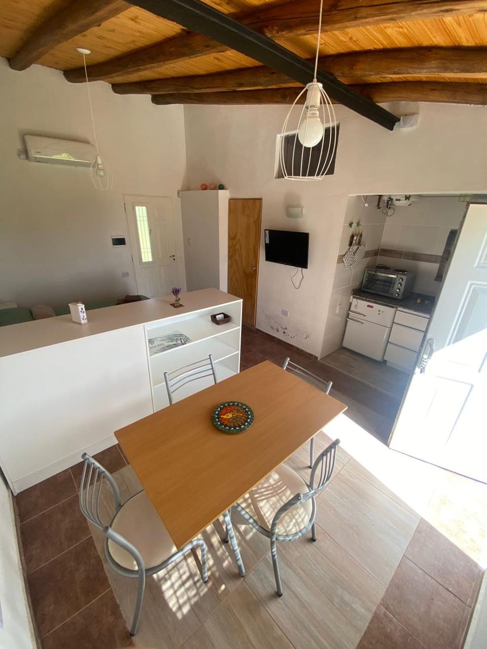 TV and multimedia, Kitchen or kitchenette, Photo of the whole room, Dining area