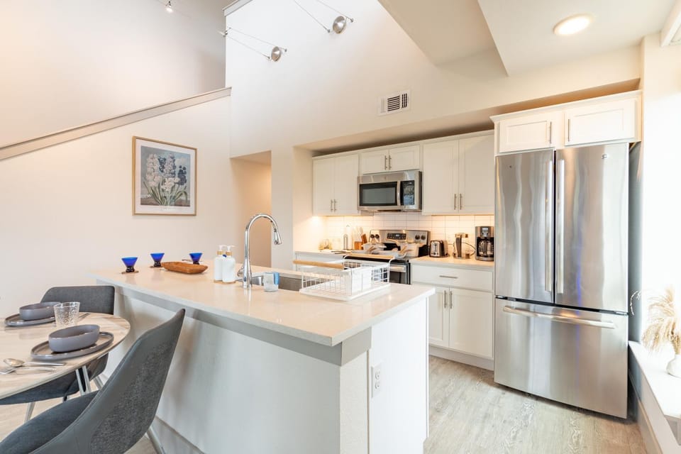 Coffee/tea facilities, Kitchen or kitchenette, oven, stove, toaster