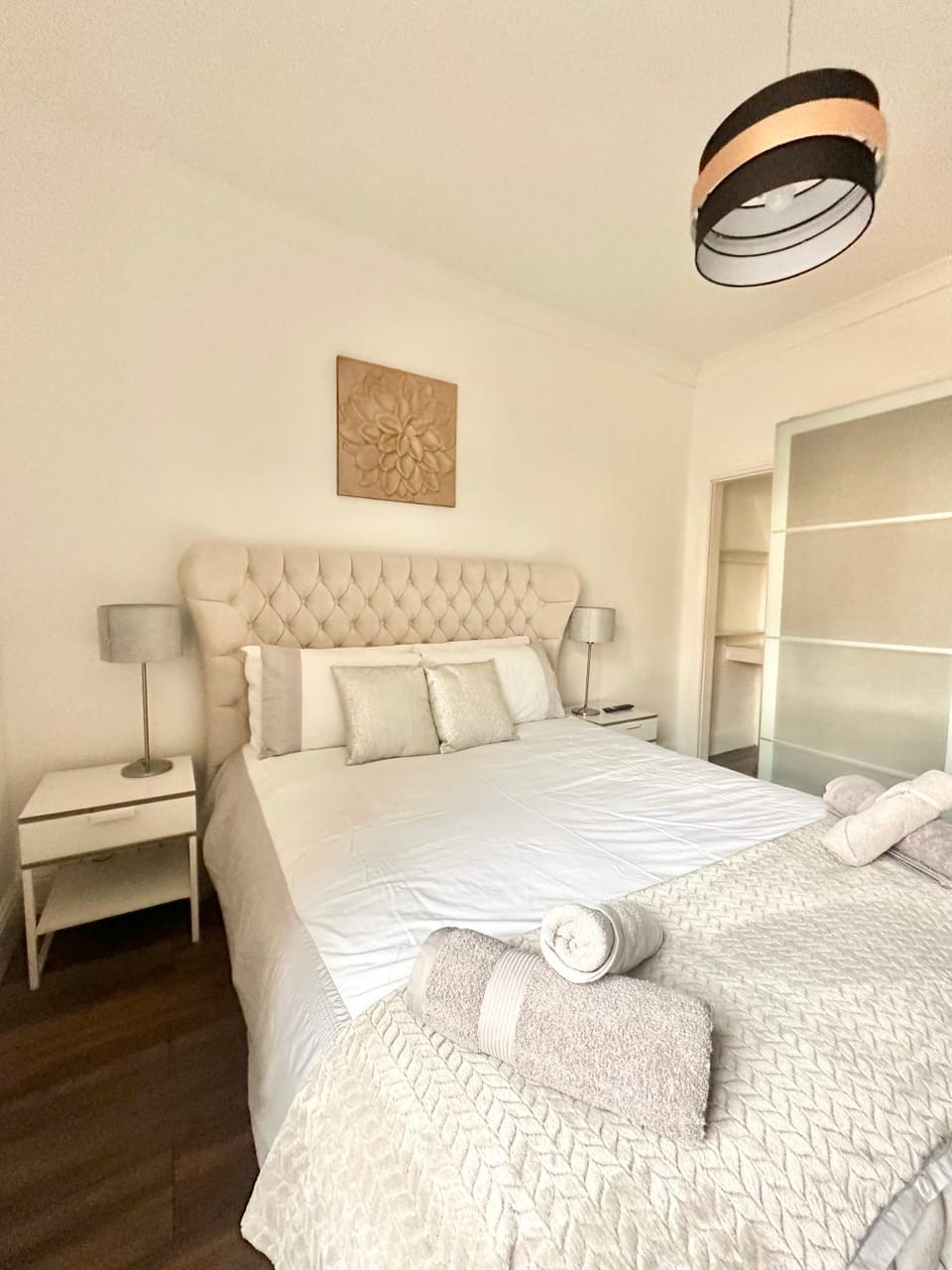 Bed, Bedroom, towels