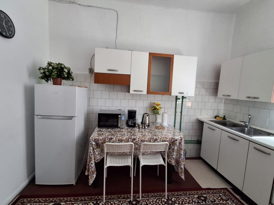 Kitchen or kitchenette, Dining area, oven, stove