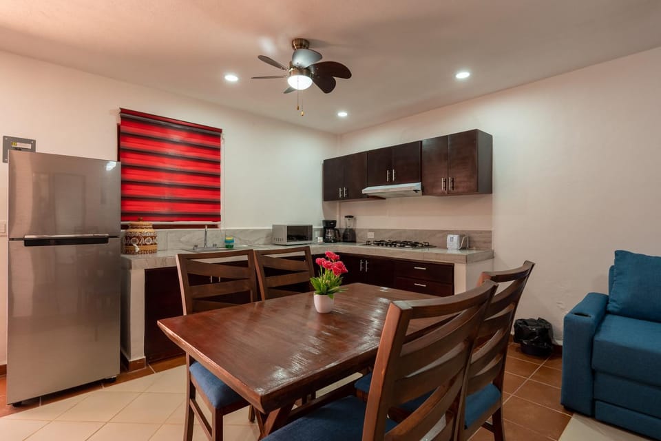 Kitchen or kitchenette, Seating area, Dining area, fireplace, stove
