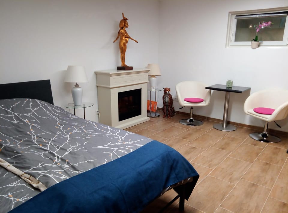 Bed, Seating area, Bedroom