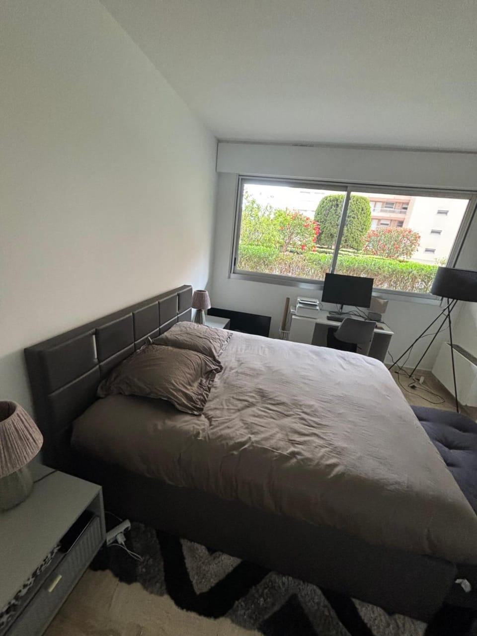 Bed, Photo of the whole room, Seating area, Bedroom