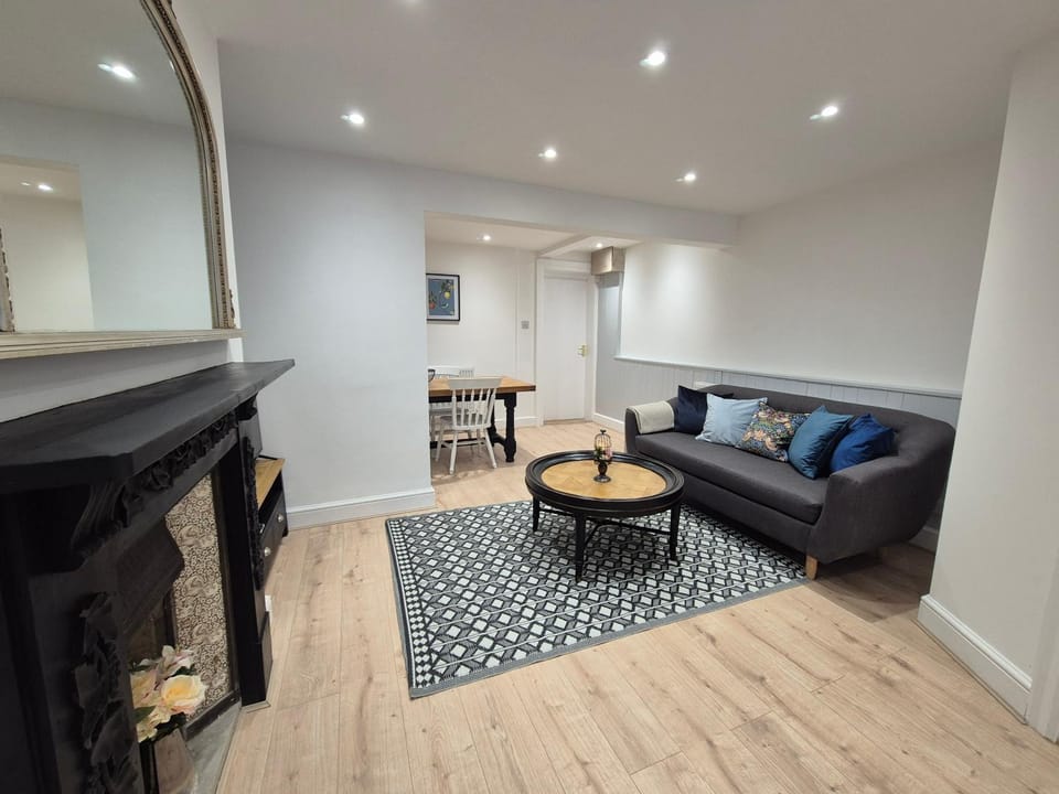 Dog-Friendly Basement Apartment with Garden - Southsea, Portsmouth #26a Apartment in Portsmouth